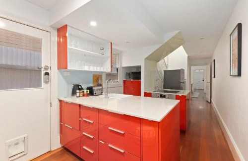 Millers Point Apartment | Holiday Home with Outdoor Area for 8 Guests