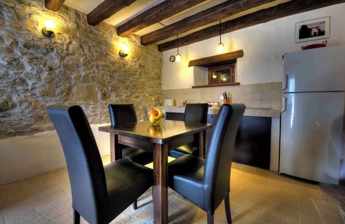 Kotli House | Holiday home with outdoor pool and satellite TV