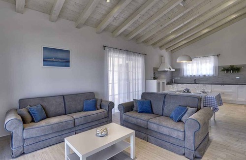 Kavran House | Holiday home with pool and air conditioning