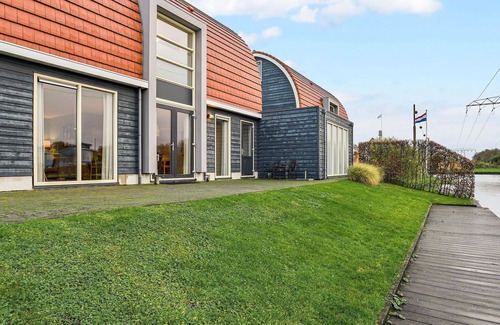 Midlaren House | Holiday home with sauna, located on the water
