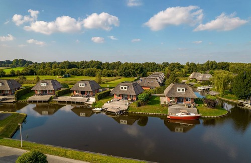 Midlaren House | Holiday home with sauna, located on the water