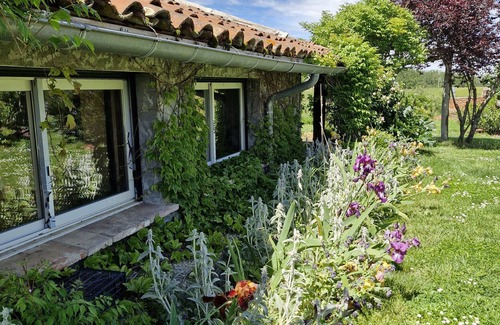 Marliac House | Holiday Home with Shared Pool and Mountain View