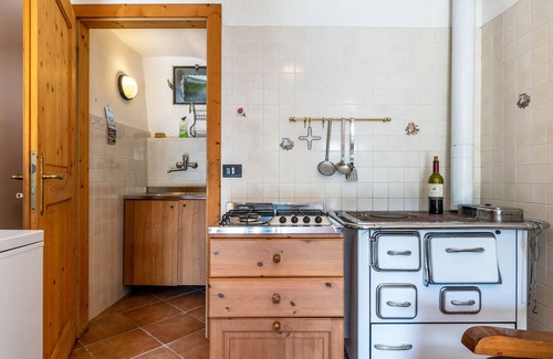 Tione di Trento Cabin | Holiday Home 'Zia Mariota Zeller' with Mountain View and Private Garden