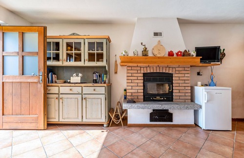 Tione di Trento Cabin | Holiday Home 'Zia Mariota Zeller' with Mountain View and Private Garden