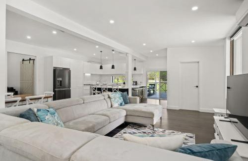 Falls Creek House | Holiday Homestead - Large Farm Stay Style Home
