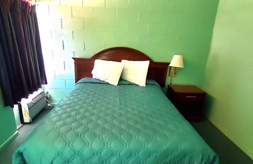 Sonora Hotel | Holiday Host Motel & RV Park