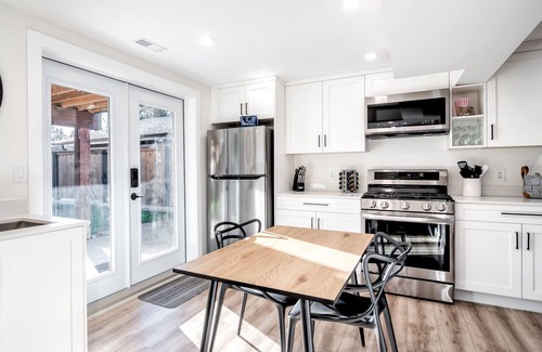 Mission House | HOLIDAY HOUSE 4 bedroom w/hot tub, 2 kitchens and huge backyard