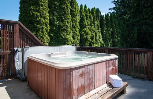 Mission House | HOLIDAY HOUSE 4 bedroom w/hot tub, 2 kitchens and huge backyard