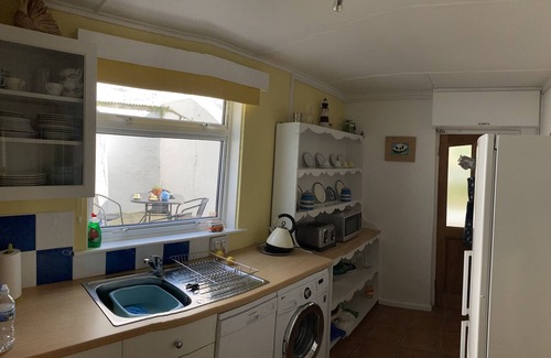 Porthleven House | Holiday House 400M walk to beach & 100M to harbour with private Sunny Garden.