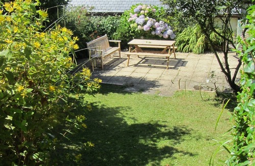 Porthleven House | Holiday House 400M walk to beach & 100M to harbour with private Sunny Garden.