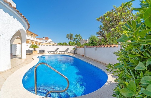 Empuriabrava House | Holiday house Empuriabrava for 1 - 8 persons with 4 bedrooms - Holiday home