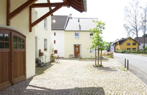 Budesheim House | Holiday house for up to 7 people, approx. 100 m², quiet location, terrace, WiFi
