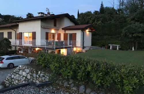 Villaggio Belmonte House | Holiday house with fantastic lake view and large private garden near the lake