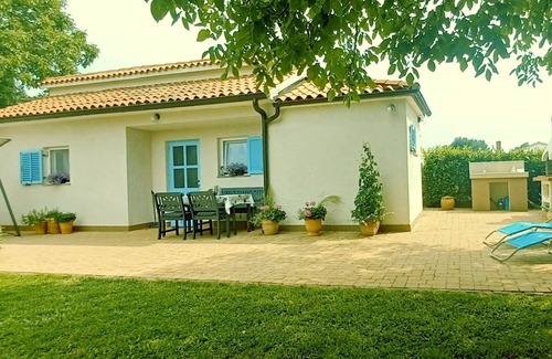 Liznjan House | Holiday House Montiron, Holidays in Lavender