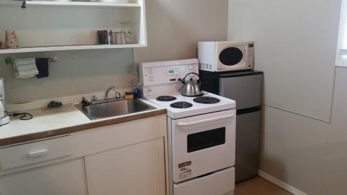 Okanagan-Similkameen Hotel | Holiday House Motel