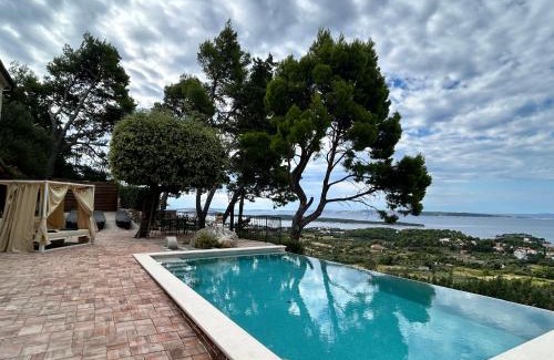 Mundanije House | Holiday house Pantovčak, secluded stone house with heated pool and unique view