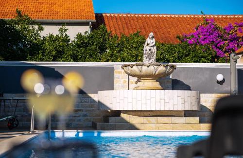 Tinj Villa | Holiday House San Mario - Pets Friendly Rural Home