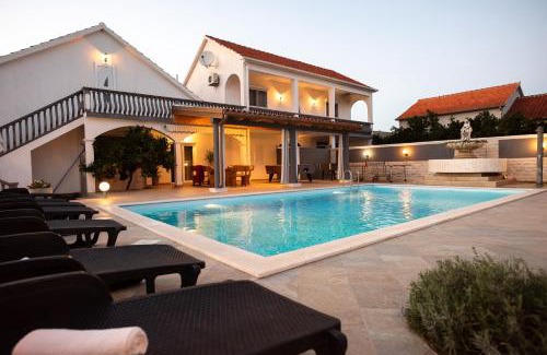 Tinj Villa | Holiday House San Mario - Pets Friendly Rural Home
