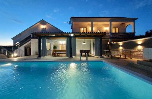 Tinj Villa | Holiday House San Mario - Pets Friendly Rural Home