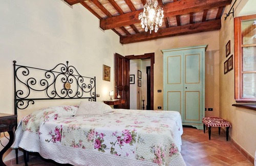 Serrapetrona House | Holiday house Serrapetrona for 1 - 12 persons with 6 bedrooms - Holiday home