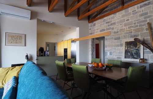 Faistos House | Holiday house Spiti Karma - relax by the pool with a view of the sea, plain and mountains.