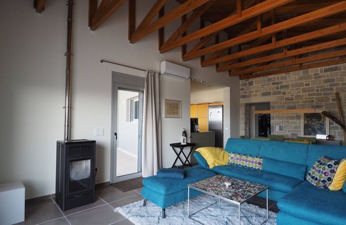 Faistos House | Holiday house Spiti Karma - relax by the pool with a view of the sea, plain and mountains.