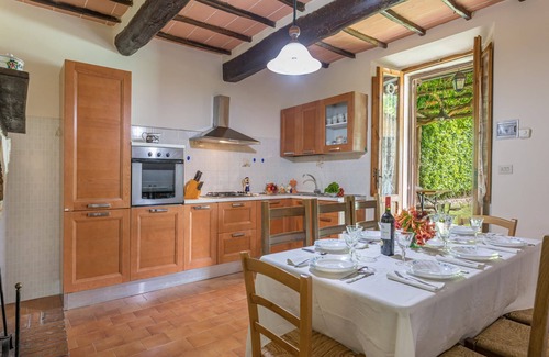Scalvaia Villa | Holiday house with private garden and pool in a typical Tuscan hamlet.