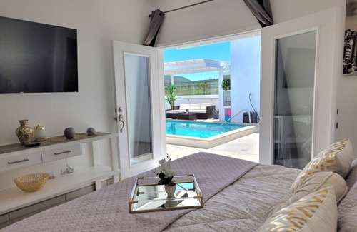 Rosarito House | Holiday House with Pool & Jacuzzi