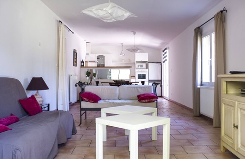 Mondragon House | Holiday house with quiet pool in the countryside