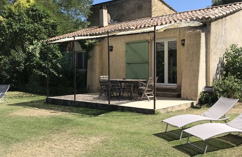 Mondragon House | Holiday house with quiet pool in the countryside