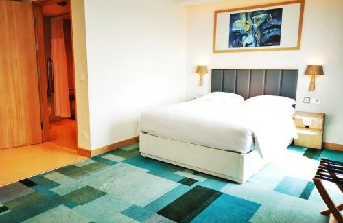 Gandhi Nagar Hotel | Holiday Inn Bengaluru Racecourse by IHG