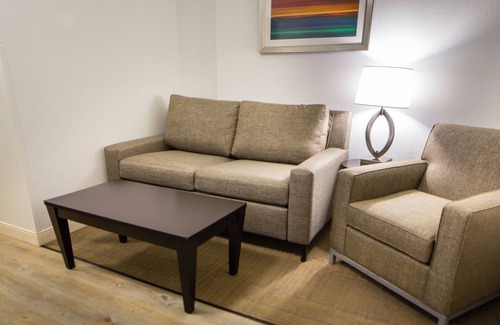 Bloomington Hotel | Holiday Inn Bloomington-Airport by IHG
