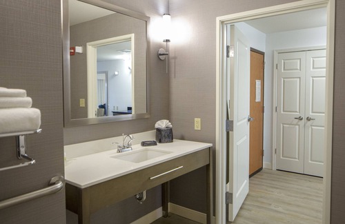 Bloomington Hotel | Holiday Inn Bloomington-Airport by IHG
