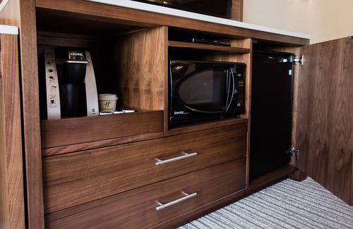Southeast Calgary Hotel | Holiday Inn Calgary South Conference Center by IHG