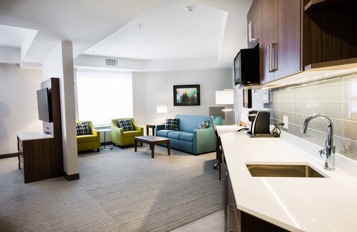 Southeast Calgary Hotel | Holiday Inn Calgary South Conference Center by IHG