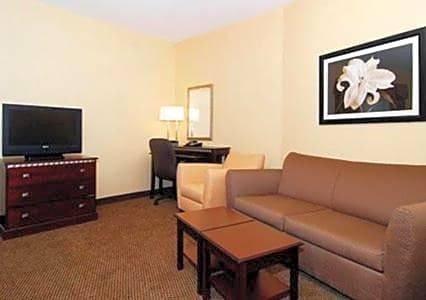 Milldale Hotel | Holiday Inn - Cheshire - Southington, an IHG Hotel