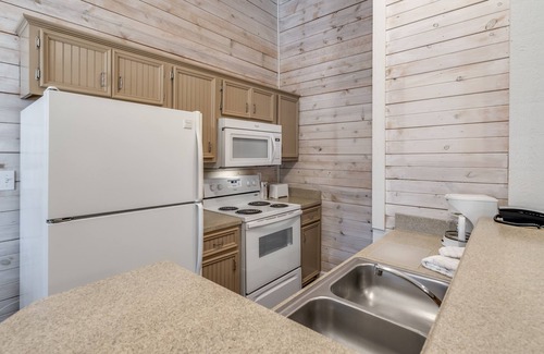 Conroe Hotel | Holiday Inn Club Vacations Piney Shores Resort at Lake Conroe by IHG