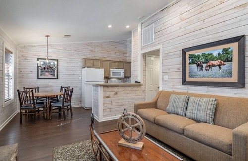 Conroe Hotel | Holiday Inn Club Vacations Piney Shores Resort at Lake Conroe by IHG