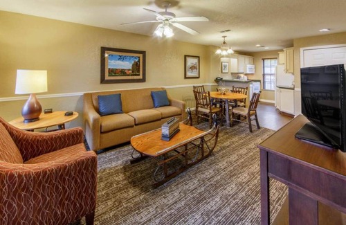 South Lee Resort | Holiday Inn Club Vacations Oak n’ Spruce Resort in the Berkshires