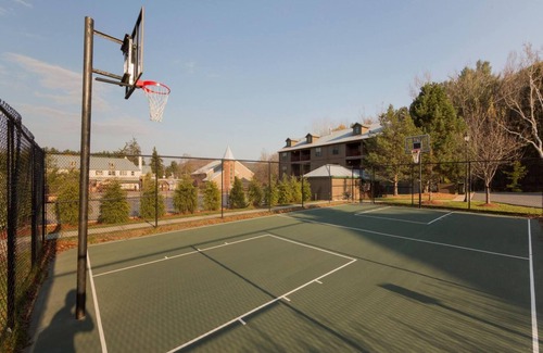South Lee Resort | Holiday Inn Club Vacations Oak n’ Spruce Resort in the Berkshires