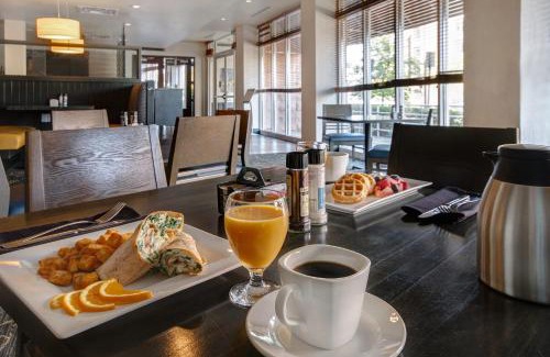 Romulus Hotel | Holiday Inn Detroit Metro Airport by IHG