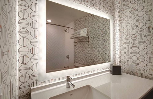 Erie Hotel | Holiday Inn Erie by IHG