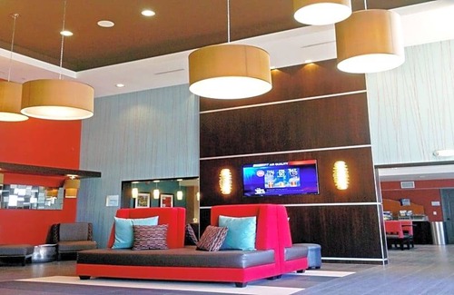 Pumpkin Center Hotel | Holiday Inn Express Bakersfield, an IHG Hotel