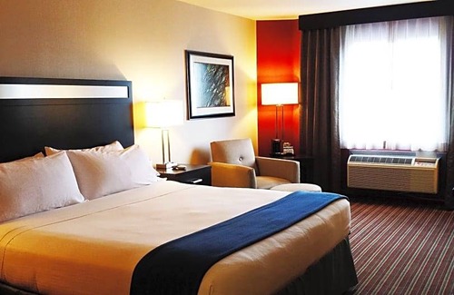 Pumpkin Center Hotel | Holiday Inn Express Bakersfield, an IHG Hotel