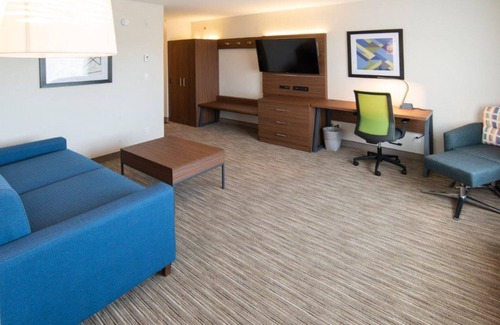 North Battleford Hotel | Holiday Inn Express & Suites North Battleford by IHG