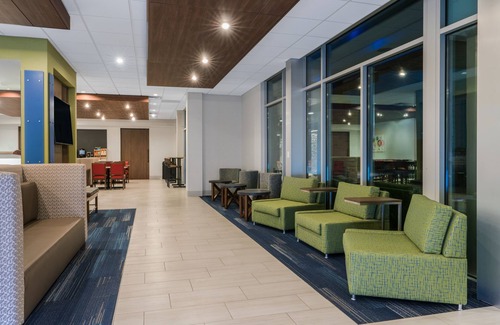 Lake Havasu City Hotel | Holiday Inn Express & Suites Lake Havasu - London Bridge by IHG