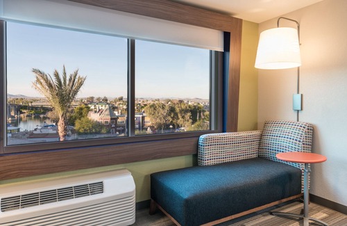 Lake Havasu City Hotel | Holiday Inn Express & Suites Lake Havasu - London Bridge by IHG