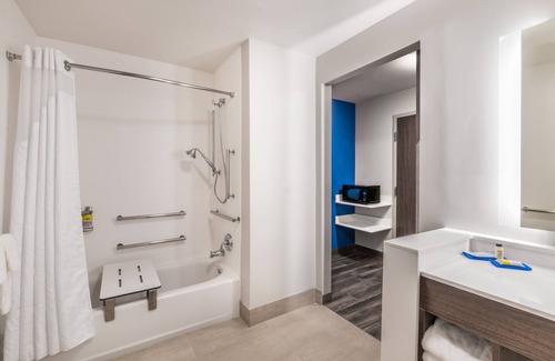 Lake Havasu City Hotel | Holiday Inn Express & Suites Lake Havasu - London Bridge by IHG