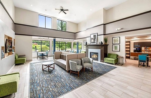 Delafield Hotel | Holiday Inn Express & Suites Delafield, an IHG Hotel