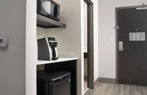 North Brunswick Hotel | Holiday Inn Express and Suites North Brunswick by IHG